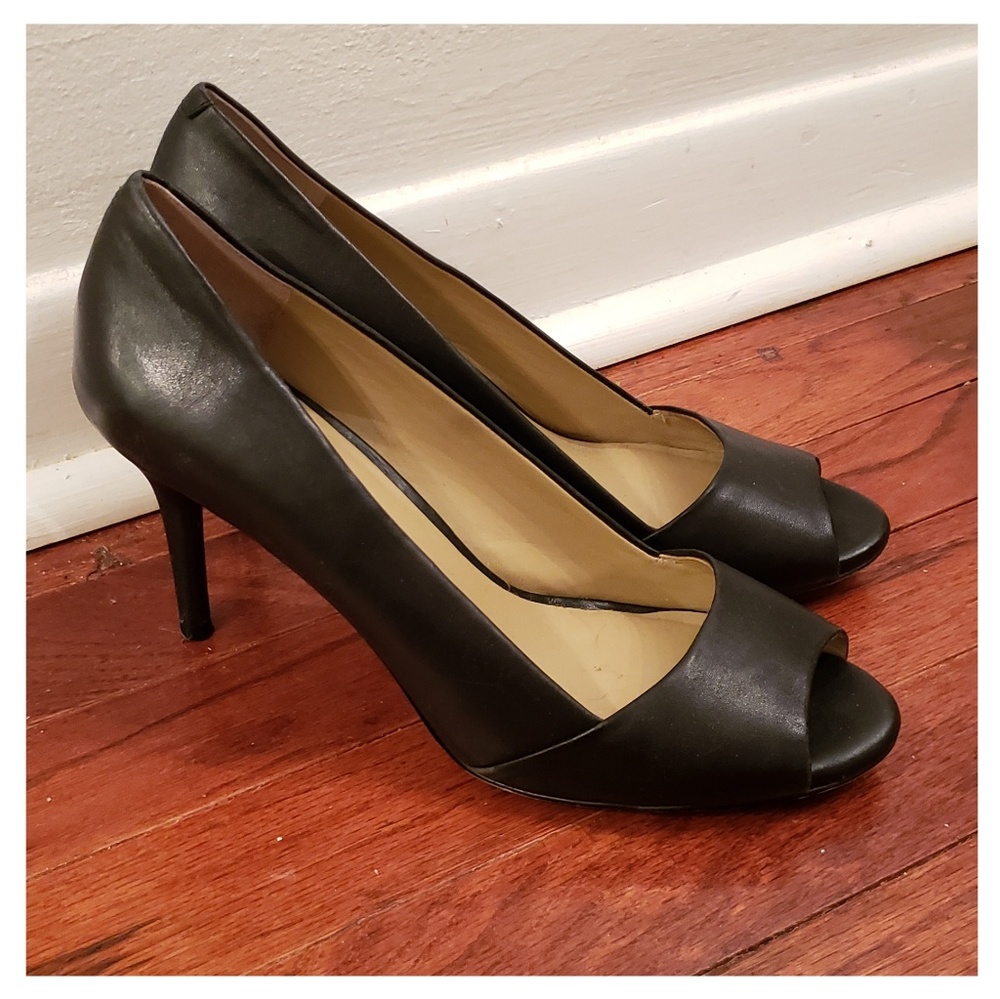 ANN TAYLOR LEATHER PUMPS